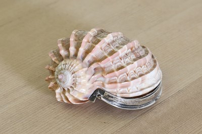 Lot 655 - An imperial harp shell box