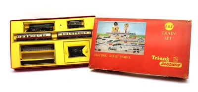 Lot 137 - Dublo plastic model railway accessories