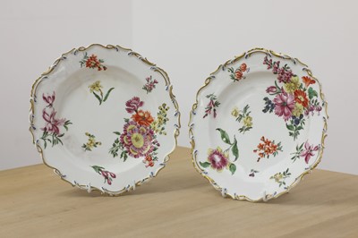 Lot 28 - A pair of Chelsea gold anchor cabinet plates