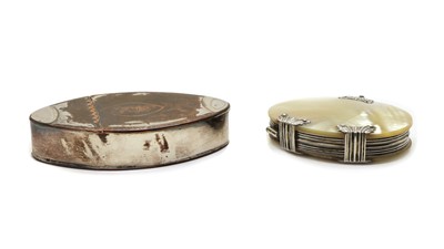 Lot 34 - A mid 18th century unmarked silver and mother of pearl oval magnifying glass