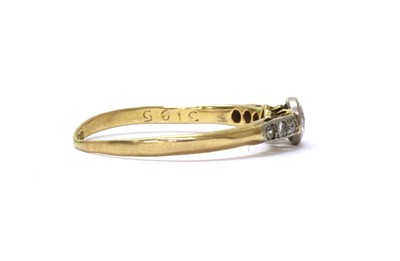 Lot 48 - A gold diamond ring