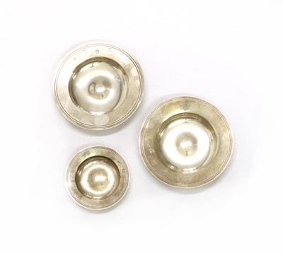 Lot 275 - A pair of sterling silver graduated Armada dishes, by Reid & Sons Ltd
