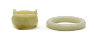 Lot 253 - A Chinese jade bangle