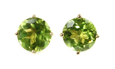 Lot 149 - A pair of single stone peridot stud earrings