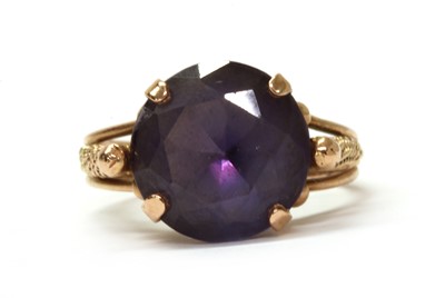 Lot 201 - An Egyptian gold single stone synthetic colour change corundum ring
