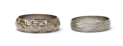 Lot 150 - A platinum patterned wedding ring