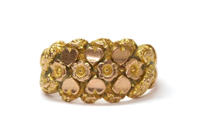 Lot 1046 - An Edwardian 9ct gold chased ring