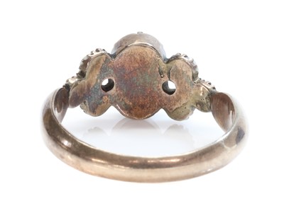 Lot 25 - A Georgian foiled topaz and split pearl ring
