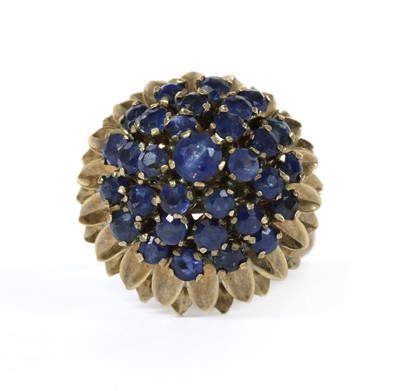 Lot 291 - A gold sapphire cluster ring