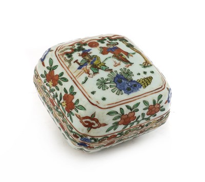 Lot 376 - A Chinese wucai box and cover