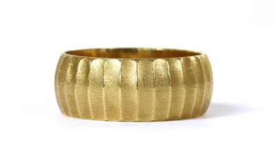 Lot 118 - An 18ct gold patterned ‘D’ section wedding ring
