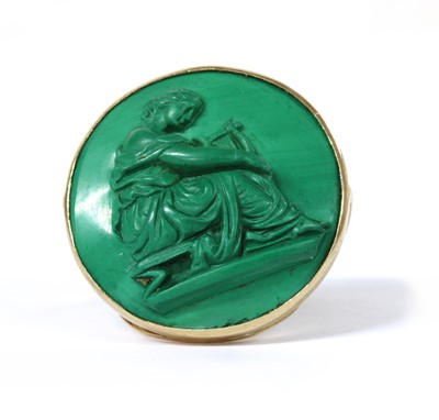 Lot 29 - A gold malachite cameo ring