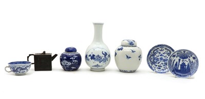 Lot 105 - A collection of Chinese blue and white