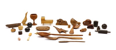 Lot 125 - A collection of treen
