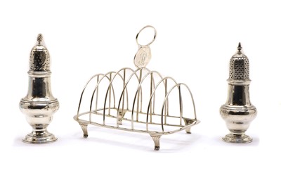 Lot 21A - A George III silver seven-bar toast rack