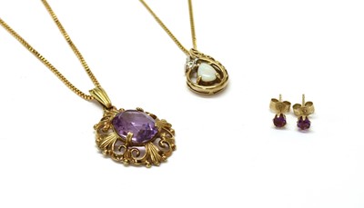 Lot 319 - A 9ct gold single stone amethyst pendant