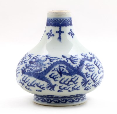 Lot 134 - A Chinese blue and white vase
