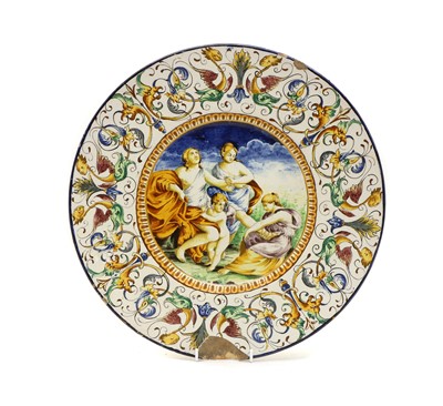 Lot 182 - An Italian maiolica charger