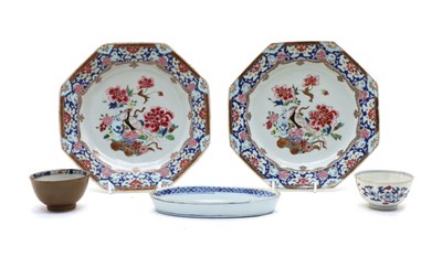 Lot 178 - A pair of Chinese export porcelain octagonal plates