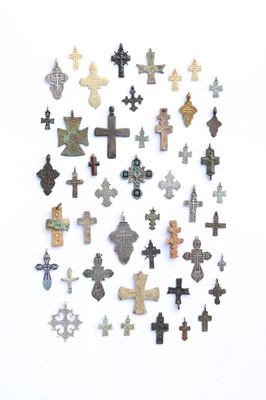 Lot 106 - A collection of reliquary crosses and pendants