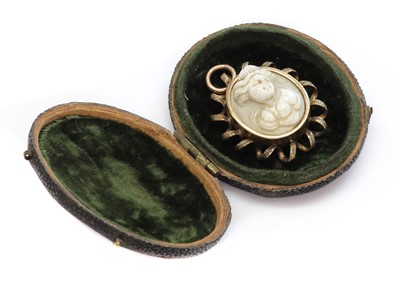 Lot 31 - A cameo depicting a lady with her hair up, wearing a tiara or headdress