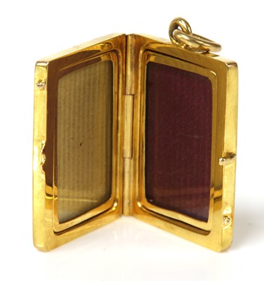 Lot 140 - An Edwardian book form hinged locket