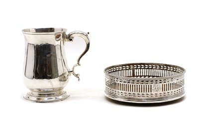 Lot 59 - A Georgian silver baluster mug