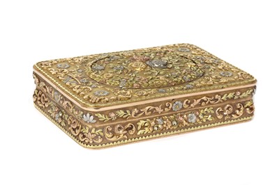 Lot 197 - A Swiss or German Hanau four-colour gold minaudière