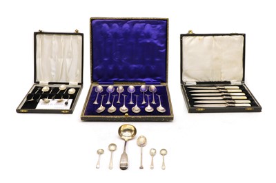 Lot 13 - A cased set of twelve silver teaspoons