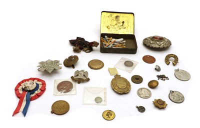 Lot 204A - A collection of militaria