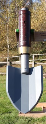 Lot 142 - GARDEN TROWEL BIRD BOX