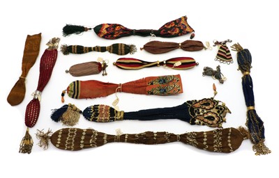 Lot 140 - A collection of thirteen crocheted miser purses