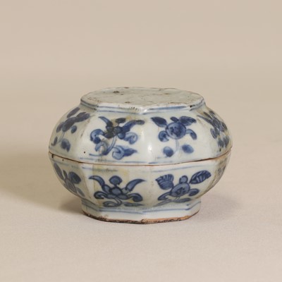 Lot 9 - A Chinese blue and white box