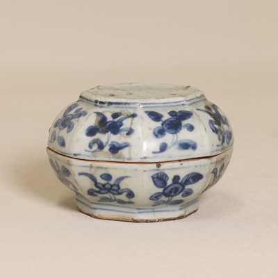 Lot 9 - A Chinese blue and white box