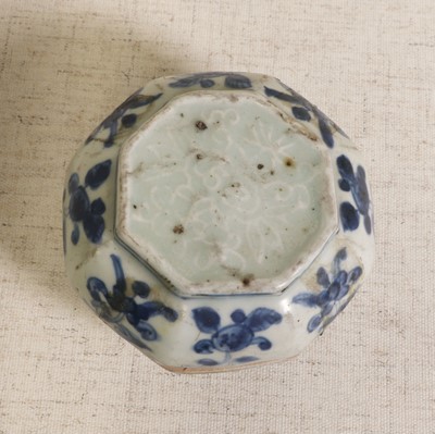 Lot 9 - A Chinese blue and white box