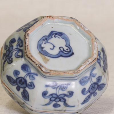 Lot 9 - A Chinese blue and white box