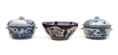 Lot 139 - A pair of Chinese blue and white tureens