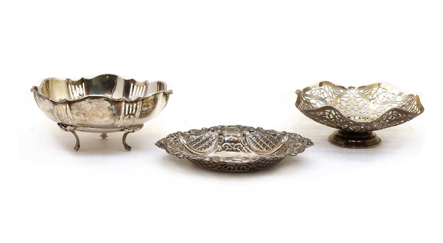 Lot 75 - A silver sweetmeat dish