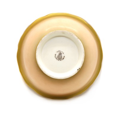 Lot 92 - A footed porcelain bowl