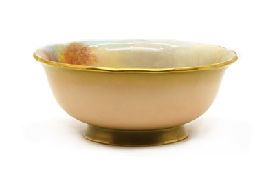Lot 92 - A footed porcelain bowl