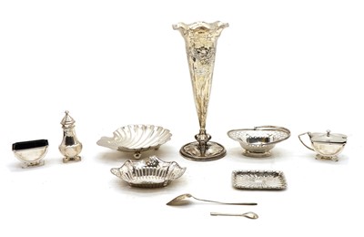 Lot 22 - An assorted collection of silver