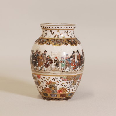 Lot 190 - A Japanese Satsuma ware vase