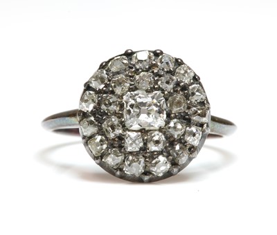 Lot 20 - A diamond set circular cluster ring