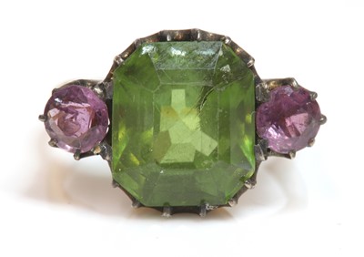 Lot 116 - An Edwardian three stone peridot and pink sapphire ring