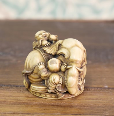 Lot 416 - An ivory netsuke