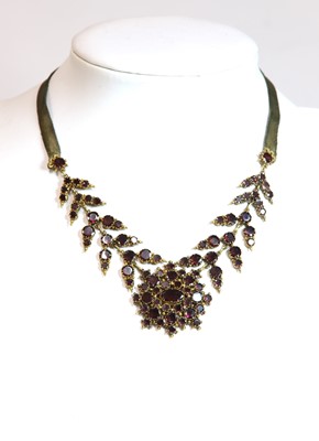 Lot 9 - A Georgian flat cut garnet necklace
