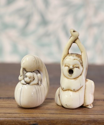 Lot 408 - An ivory netsuke