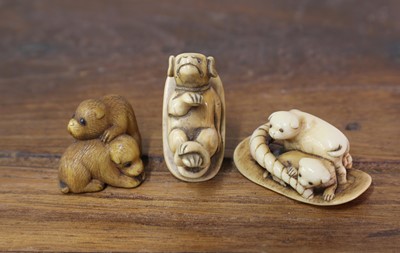 Lot 412 - An ivory netsuke