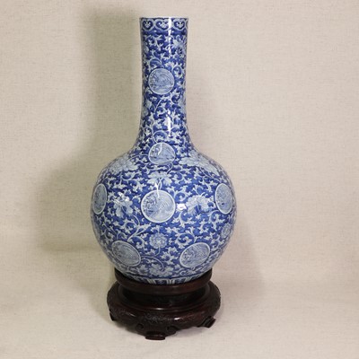 Lot 29 - A large Chinese blue and white vase