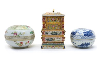 Lot 119 - A collection of Chinese porcelain boxes
